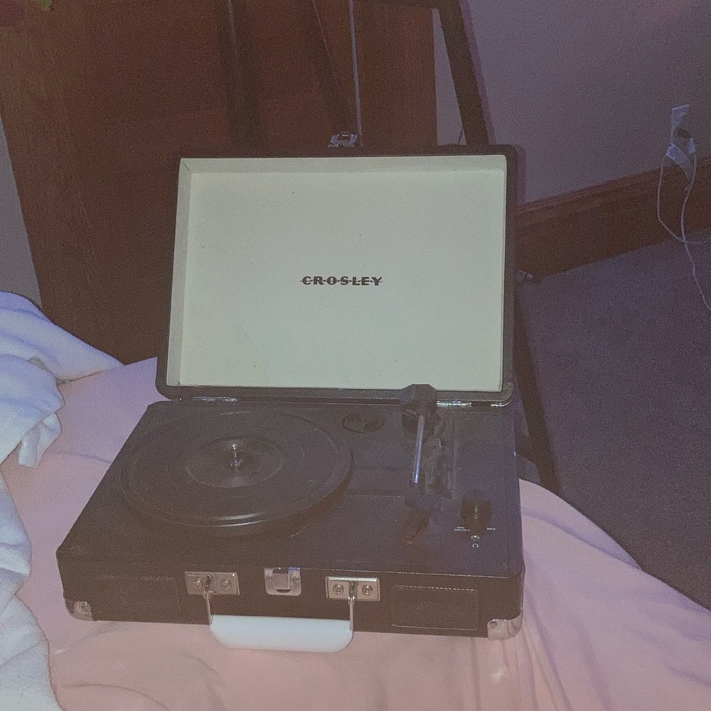 crosley record player in black 🖤 good condition!